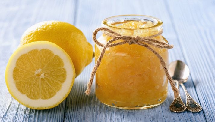 La marmellata di limoni è un alimento dal sapore fresco e decisamente prelibato: ecco come usarla e quali sono le sue proprietà nutrizionali