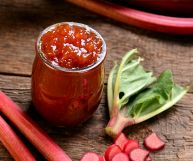 Facilissima da preparare, la marmellata di rabarbaro è ottima per guarnire dolci o per accompagnare formaggi