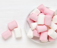 I marshmallow sono dolcetti deliziosi, utilizzati soprattutto per decorare torte di ogni tipo: ecco quali sono i loro ingredienti e le proprietà nutrizionali