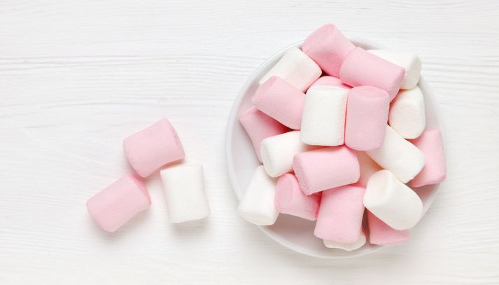 I marshmallow sono dolcetti deliziosi, utilizzati soprattutto per decorare torte di ogni tipo: ecco quali sono i loro ingredienti e le proprietà nutrizionali