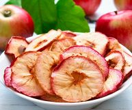 Le migliori ricette da preparare con le mele secche, o chips di mele, un prodotto gustoso e salutare da consumare a colazione o come snack spezzafame