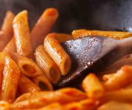 Un tipo di pasta che permette di cucinare piatti deliziosi e ricchi di condimento: scopriamo tutto sui mezzi pennoni rigati e su come sfruttarli al meglio