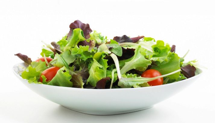 L'insalata mista, o misticanza, è un alimento salutare e virtuoso da portare in tavola ogni giorno