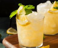 Perfetto per dolci e cocktail, lo sciroppo al limone ha un sapore fresco e adatto a tante preparazioni