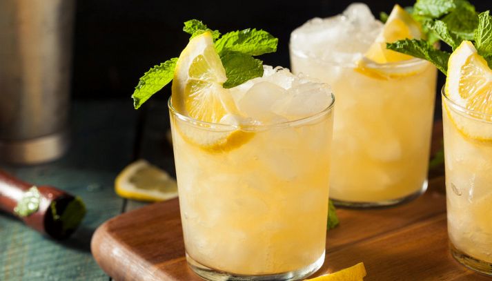 Perfetto per dolci e cocktail, lo sciroppo al limone ha un sapore fresco e adatto a tante preparazioni