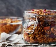 I muesli sono una miscela di cereali in fiocchi e frutta essiccata, ottimi a colazione
