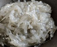 Novellame di pesce azzurro conservato sotto sale, la nuditella o nudilla è versatile in molte ricette dal gusto mediterraneo