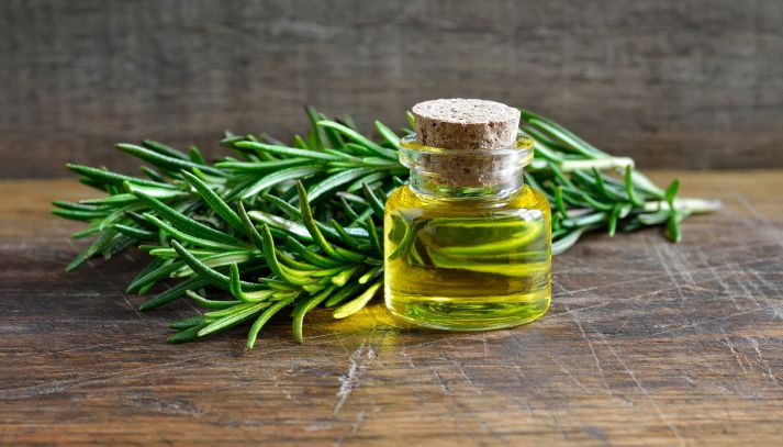 Olio aromatico dalle preziose caratteristiche. Sapere come usare l’olio extravergine d’oliva al rosmarino in cucina permette di variare e migliorare la propria alimentazione