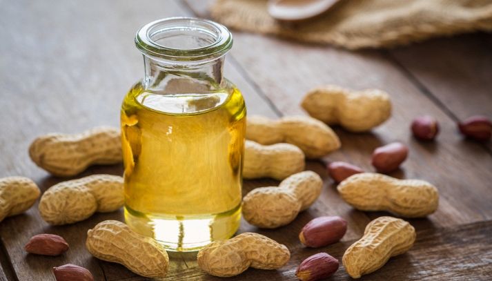 L'olio di semi di arachide ha molteplici usi in cucina e tanti benefici per la salute