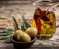 Preparare l'olio EVO al peperoncino è facile da utilizzare sia come condimento che per marinare gli alimenti