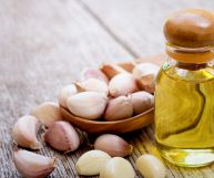 L'olio extravergine d'oliva all'aglio è ideale per insaporire una quantità infinita di piatti