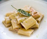 I paccheri sono un classico formato di pasta utilizzato nella cucina napoletana, accompagnati di solito da sughi ricchi