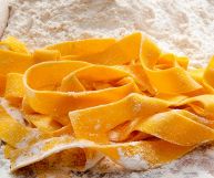 Gustose nei sughi e nel ragù, in famiglia portano gioia nei pranzi domenicali e non solo: scopriamo le migliori ricette con le pappardelle all'uovo