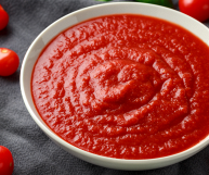 La passata di pomodoro è un prodotto immancabile nella cucina italiana, da tenere in dispensa o consumare appena fatta