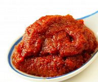 Un ingrediente speziato che si prepara a partire dalla polvere di curry: caratteristiche e ricette da preparare con la pasta di curry, densa e cremosa