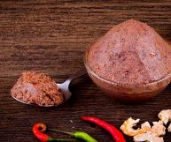 Il sapore pungente caratterizza in maniera univoca questo ingrediente che evoca sapori strepitosi e lontani. Scopriamo insieme la pasta di gamberetti e come utilizzarla in cucina