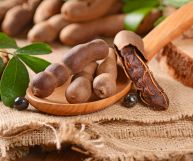 La pasta di tamarindo si usa per arricchire ogni tipo di piatto ed è apprezzata per le sue caratteristiche speciali: vediamo i valori nutrizionali e i benefici