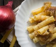 Dal sapore dolce e corposo, la pasta alla genovese è l'antica ricetta partenopea della pasta al ragù bianco