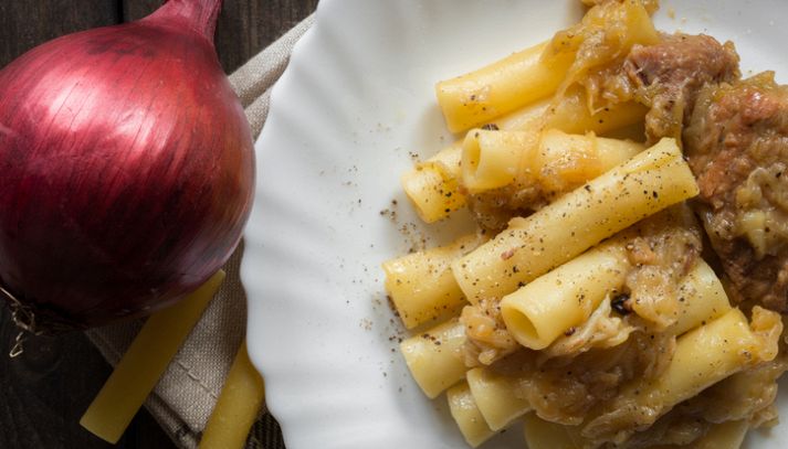 Dal sapore dolce e corposo, la pasta alla genovese è l'antica ricetta partenopea della pasta al ragù bianco
