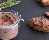 Il patè di foie gras è un ingrediente prelibato di origine francese che può essere impiegato per la preparazione di gustosi antipasti e aperitivi