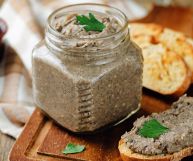 Il suo gusto unico e inconfondibile rende il patè di funghi al tartufo molto apprezzato anche per i suoi innumerevoli usi in cucina