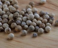 Ottimo per insaporire piatti a base di pesce e carni bianche, ecco tutto ciò che c'è da sapere sul pepe bianco in grani