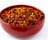 Il peperoncino in fiocchi è un prodotto derivante dal peperoncino fresco, e di questo mantiene le proprietà: ecco i suoi benefici e le controindicazioni