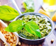 Vediamo insieme le caratteristiche principali del pesto alla genovese, la ricetta, i valori nutrizionali, i benefici e i suoi migliori usi in cucina