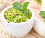 Il pesto di menta, saporita alternativa al classico pesto genovese, è una salsa deliziosa e dalle mille proprietà: ecco i suoi valori nutrizionali