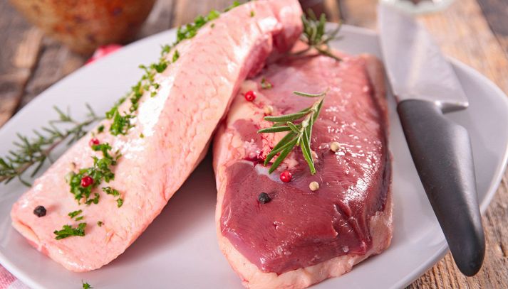 Caratteristiche e proprietà del petto d'anatra, una carne bianca magra che si presta a numerose ricette creative. Stupisci i tuoi ospiti con fantasia