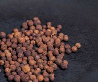 Il pimento è una spezia aromatica originaria della Giamaica e ampiamente utilizzata in cucina per donare sapore