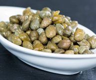 La polvere di capperi viene usata per insaporire tanti piatti deliziosi, e ha anche numerosi benefici per l'organismo: ecco le sue proprietà nutrizionali