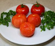 I pomodori pelati, ideali per preparare sughi saporiti, sono per tradizione preparati in estate, scopriamo come