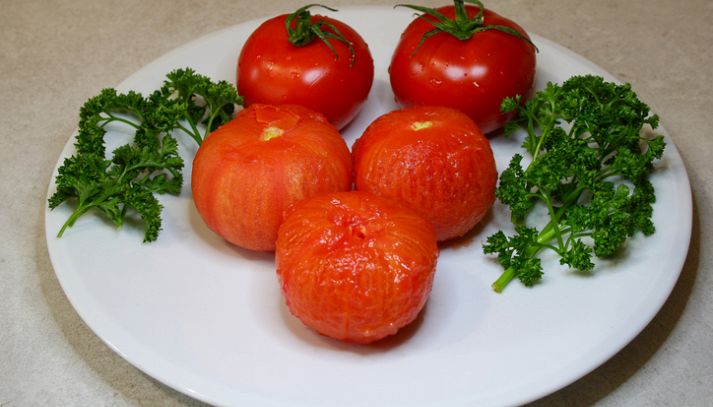 I pomodori pelati, ideali per preparare sughi saporiti, sono per tradizione preparati in estate, scopriamo come
