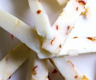 Assoluto protagonista in taglieri di salumi e formaggi, il primosale piccante è molto apprezzato per il suo gusto saporito