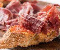 Scopriamo insieme quali sono le caratteristiche principali, i valori nutrizionali del prosciutto serrano e per quali proprietà risulta particolarmente apprezzato