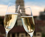 Caratteristiche, proprietà e ricette con il prosecco: il vino italiano più esportato in assoluto è grande protagonista a tavola, non solo come aperitivo