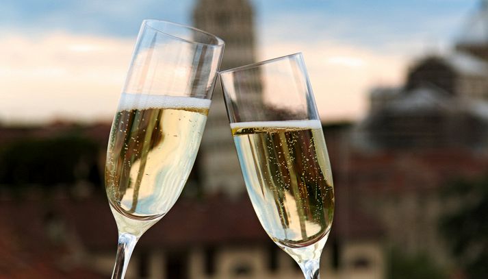 Caratteristiche, proprietà e ricette con il prosecco: il vino italiano più esportato in assoluto è grande protagonista a tavola, non solo come aperitivo