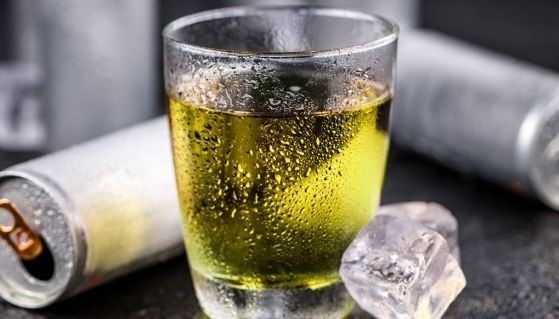 Una bevanda energetica amata da studenti e sportivi. Tutto sulla Red Bull: dalle proprietà alle controindicazioni