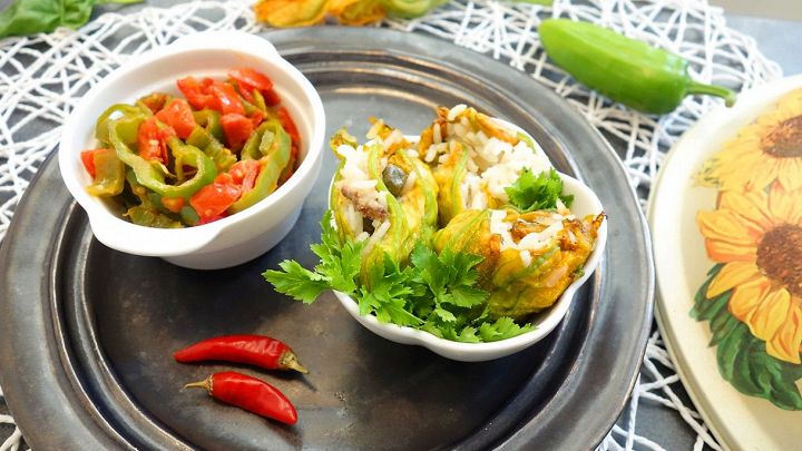 Fiori di zucca ripieni al forno con Riso Gallo Aroma, friggitelli e datterini