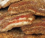 Il rigatino toscano, un prelibato salume simile alla pancetta, è perfetto per arricchire molte pietanze: ecco quali sono i suoi benefici e le controindicazioni