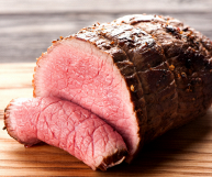 Il roastbeef è un piatto di carne bovina arrostito al forno originario dei paesi anglosassoni