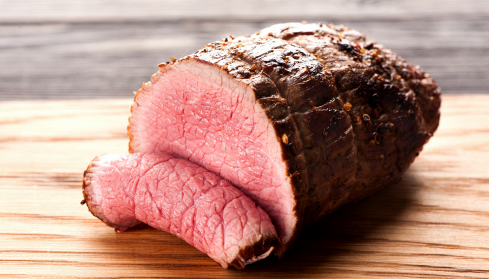 Il roastbeef è un piatto di carne bovina arrostito al forno originario dei paesi anglosassoni