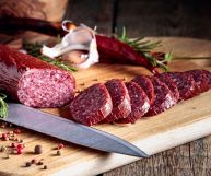 Salamini piccanti: tutte le proprietà, i valori nutrizionali, benefici e controindicazioni