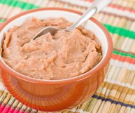 La salsa di fagioli, perfetto complemento per decine di squisite ricette, è una crema densa e delicata: ecco quali sono le sue proprietà nutrizionali