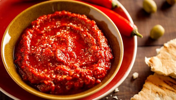 Tipica della cucina magrebina la harissa è una salsa molto piccante e aromatica a base di peperoncino