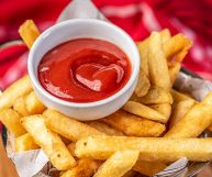 La salsa ketchup è un ingrediente davvero speciale: scopriamo le caratteristiche e gli utilizzi in cucina