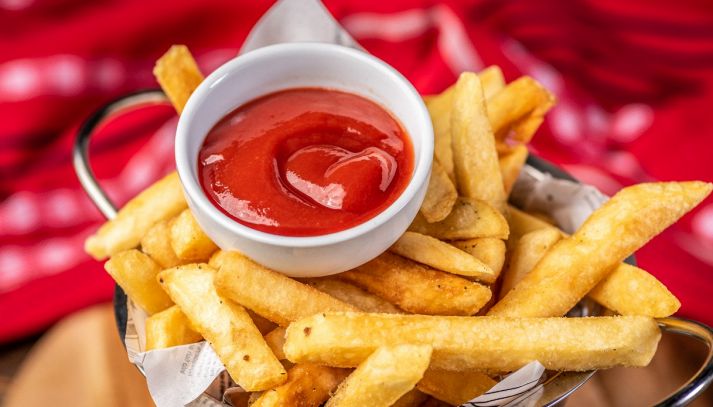 La salsa ketchup è un ingrediente davvero speciale: scopriamo le caratteristiche e gli utilizzi in cucina