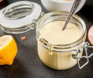 Non solo una preparazione madre: la salsa olandese è impiegata in molteplici ricette. Vediamo insieme quali sono le sue caratteristiche e gli usi