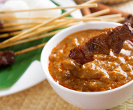 Scopriamo insieme la salsa satay: come usarla in cucina, valori nutrizionali, benefici per una salsa a base di arachidi